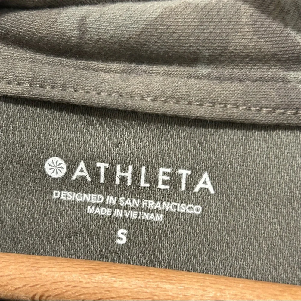 Athleta Farallon Printed Sweatshirt Womens Small Stratum Camo Laurel Olive Green - Picture 4 of 6